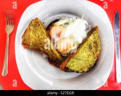 Pouched Eier auf Toast Avocado Stockfoto