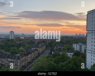 Pfirsich Sonnenuntergang über Glasgow West End im Juni Stockfoto