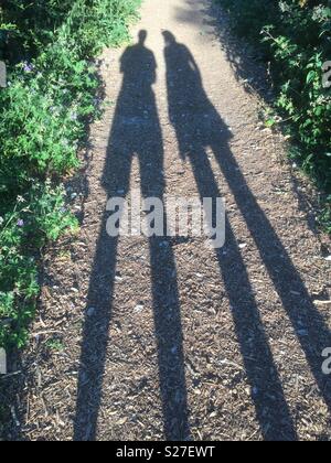 Abend Schatten - Abendsonne 2 Völker Schatten casting Stockfoto