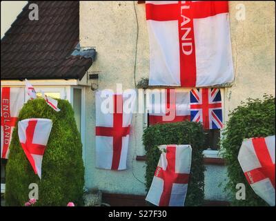 Ein Haus geschmückt mit der Flagge von England - das Kreuz von St. George. Die patriotische Besitzer dieses Haus jubeln die Englische Fußball-Nationalmannschaft zum WM-Sieg. Foto - © COLIN HOSKINS. Stockfoto