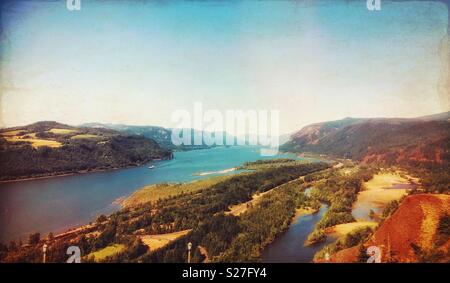 Panorama- und Luftbild des Columbia River vom Vista House, historischen US Route 30, Oregon, USA. Stockfoto