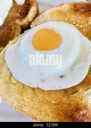 Gebratenes Ei auf weißen toast Stockfoto