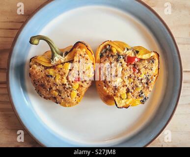 Gelbe süße Paprika gefüllt und mit Südwest Stil Quinoa, Mais und Paprika Füllung zubereitet Stockfoto