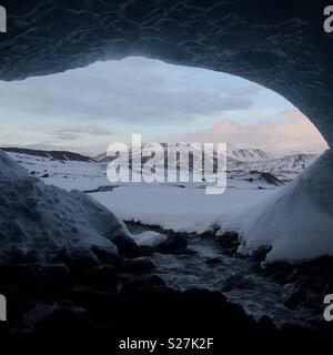 Ansicht von innen eine Eishöhle in Island Stockfoto