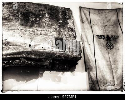 Teil eines Flügels und Flagge von einem deutschen Bomber abgeschossen über Suffolk während des Zweiten Weltkriegs. Stockfoto