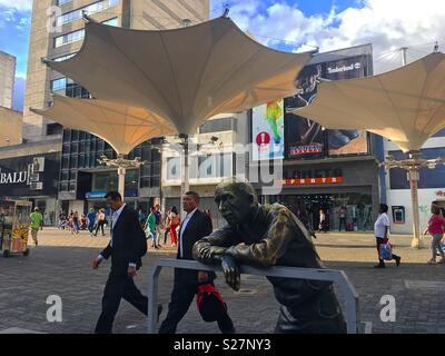 Sabana Grande Caracas Einkaufen. Vicente Quintero und Marcos Kirschstein. Planeta Sport und Balu H&M-Filialen. Caracas Venezuela. Pacheco Skulptur. Stockfoto