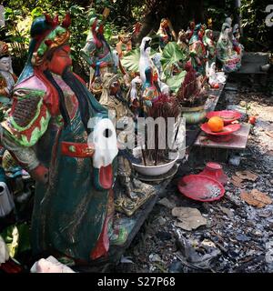 Bildnisse von Guan Yu, Tin Hau und anderen chinesischen Haushalt Götter an einem strassenrand Altar in den New Territories, Hong Kong Stockfoto