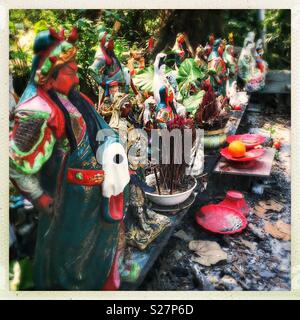 Bildnisse von Guan Yu, Tin Hau und anderen chinesischen Haushalt Götter an einem strassenrand Altar in den New Territories, Hong Kong Stockfoto