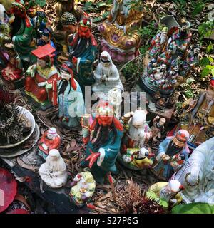 Bildnisse von Guan Yu, Tin Hau und anderen chinesischen Haushalt Götter an einem strassenrand Altar in den New Territories, Hong Kong Stockfoto