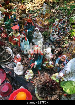 Bildnisse von Guan Yu, Tin Hau und anderen chinesischen Haushalt Götter an einem strassenrand Altar in den New Territories, Hong Kong Stockfoto