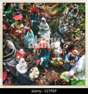 Bildnisse von Guan Yu, Tin Hau und anderen chinesischen Haushalt Götter an einem strassenrand Altar in den New Territories, Hong Kong Stockfoto