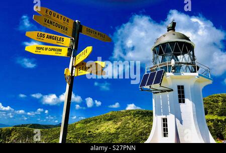 Light House und Schild am Cape Reinga, Te Rerenga Wairua, der northwesternmost Punkt der Aupouri Halbinsel, am nördlichen Ende der North Island, Neuseeland, Ozeanien Stockfoto