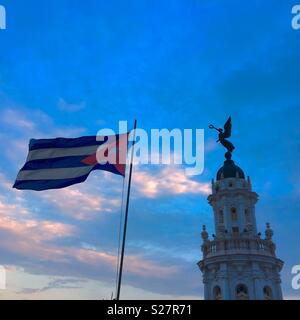 Kubanische Flagge mit Statue der Engel auf der Oberseite des Gran Teatro in Havanna, Kuba Stockfoto