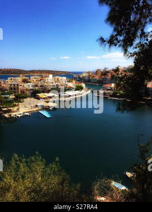 See Voulismeni ist das Meer in der Stadt Agios Nikolaos auf der schönen griechischen Insel Kreta verbunden. Stockfoto