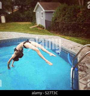 Frau in Schwimmbad tauchen Stockfoto