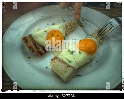 Spiegeleier auf Toast. Stockfoto