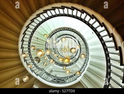 Wendeltreppe mit Lichtern an der heilen Kaufhaus, London Stockfoto