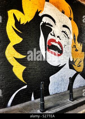 Graffiti Streetart auf Mauer von Marilyn Monroe in Shoreditch, London Stockfoto