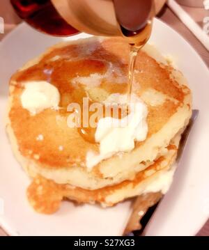 Stapel von buttermilch Pancakes mit Butter und Ahornsirup, USA Stockfoto