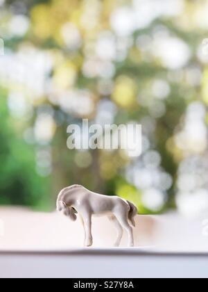 Ein weißes Pferd-Figur auf der Fensterbank. Stockfoto