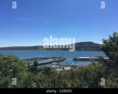 Scarborough im Sonnenschein vom Schloss Deiche getroffen. South Bay in all seiner Pracht. Der Hafen liegt in der Bucht, die Boote in rauher See sicher. Stockfoto