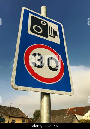 Schild in einer Nachbarschaft, der die Verwendung von Kameras die 30 Meilen pro Stunde begrenzen zu erzwingen Stockfoto