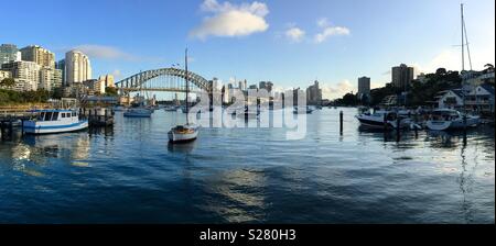 Lavender Bay, Sydney, Australien mit Harbour Bridge und Stadt in den Hintergrund. Stockfoto