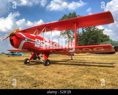 Ein Sherwood Ranger Doppeldecker außerhalb einer Hangar Flugplatz an der Basis Stockfoto