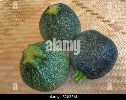 Drei runde Zucchini, hohe Betrachtungswinkel Stockfoto