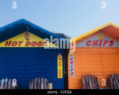 Geschlossen hot dog und chip Hütten auf Fantasy Island Amusement Park auf Canvey Island. Im Frühjahr. Stockfoto