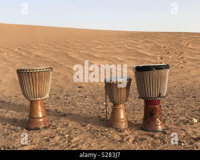 Afrikanische Djembe Trommeln in der Sahara Stockfoto