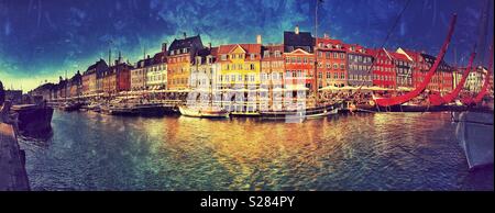 Eine kreative, Blick auf die berühmten bunten Gebäude entlang der Nyhavn Kanal im Stadtzentrum von Kopenhagen, Dänemark. Eine ikonische Reiseziel. Foto - © COLIN HOSKINS. Stockfoto