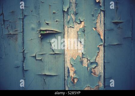 Einen strukturierten Hintergrund der Peeling und Blasenbildung der blauen Farbe auf morsche Bretter, Stockfoto