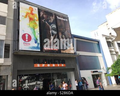 Planeta Sport, dem Einkaufsviertel Sabana Grande in Caracas Venezuela. Vicente Quintero und Marcos Kirschstein 2018 Stockfoto