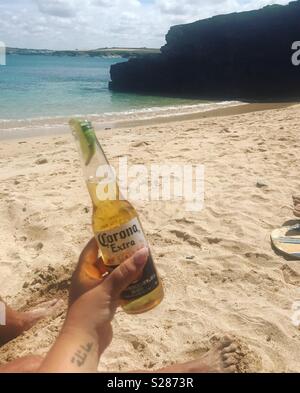 Bier am Strand Stockfoto