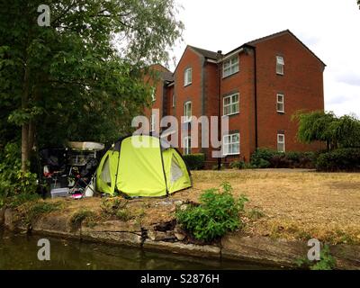 Obdachlose camp Unterschlupf neben dem Coventry Canal in der Nähe der Canal Basin Coventry West Midlands Stockfoto