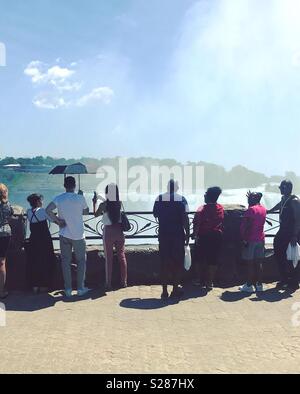 Touristen, die sich in der Sicht von Niagara Falls in Ontario, Kanada, die am 29. Juni 2018. Stockfoto