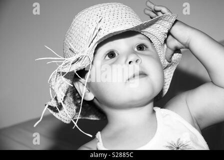 Kleines Mädchen mit Strohhut Nahaufnahme Stockfoto