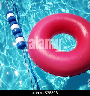 Rosa aufblasbare tube Floating im Pool keine Personen Stockfoto