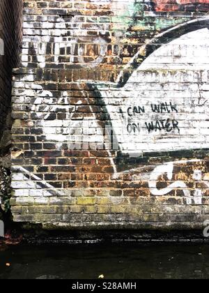 Ich kann auf dem Wasser graffiti in Kreuzberg, Berlin Stockfoto