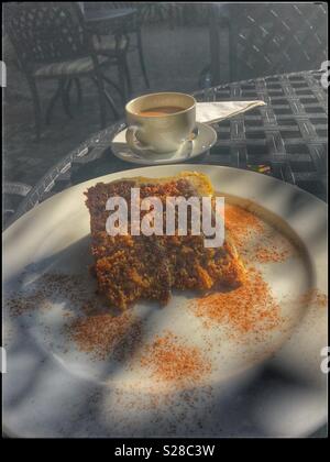Karotte-Kuchen und Kaffee. Stockfoto