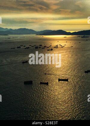 Victoria Harbour und (L, R) Peng Chau und die Insel Lantau aus der Stufe 85 des ICC, Hong Kong's höchste Gebäude Stockfoto