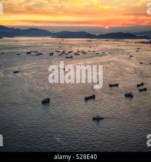 Victoria Harbour und (L, R) Peng Chau und die Insel Lantau aus der Stufe 85 des ICC, Hong Kong's höchste Gebäude Stockfoto