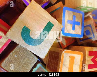 Durcheinander der Holz- kinder Bausteine, Nahaufnahme, USA Stockfoto