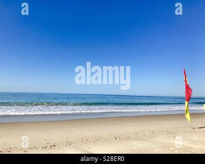 Rote und gelbe Flagge am Strand, Warnzeichen für Schwimmer Stockfoto