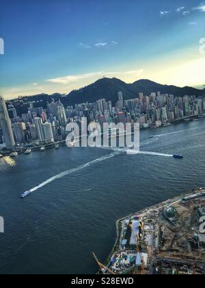 Passagier Fähren auf den Victoria Harbour und das Hochhaus auf der Hong Kong Insel Stockfoto