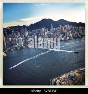 Passagier Fähren auf den Victoria Harbour und das Hochhaus auf der Hong Kong Insel Stockfoto