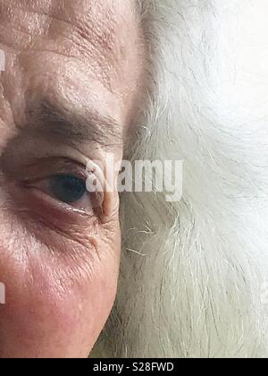 Die alte Dame Auge. Ansicht schließen. Stockfoto