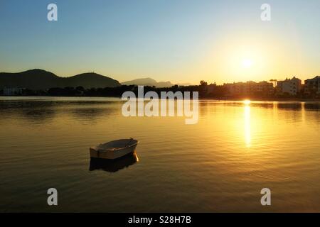 Günstig Ruderboot am späten Abend in der Bucht von Alcudia, Mallorca Stockfoto