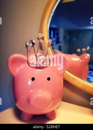Nahaufnahme eines skurrilen rosa Sparschwein eine Krone trägt, USA Stockfoto